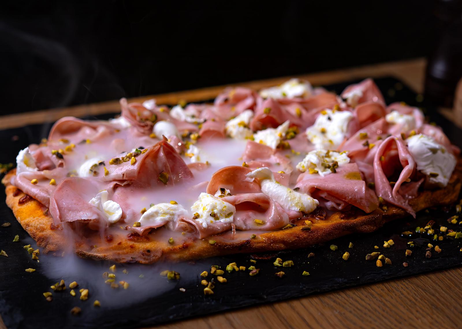 Pinsa cu mortadella